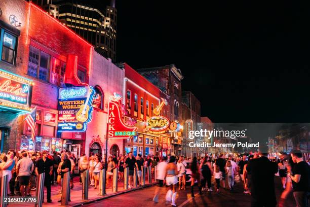 long exposure view of broadway, downtown nashville, tennessee filled with tourists on a friday night - tennessee imagens e fotografias de stock