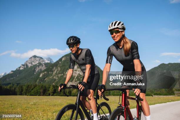 glückliches kaukasisches paar, das sich auf einer radtour in den bergen verbindet - riding stock-fotos und bilder