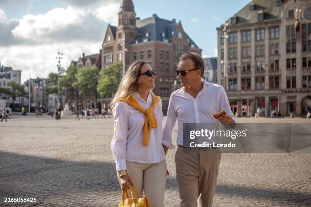 un couple d’âge moyen fait du tourisme à amsterdam - couple dâge moyen photos et images de collection