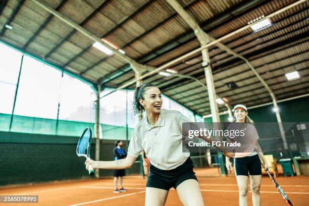 female tennis player playing on a tennis court - desporto com raqueta imagens e fotografias de stock