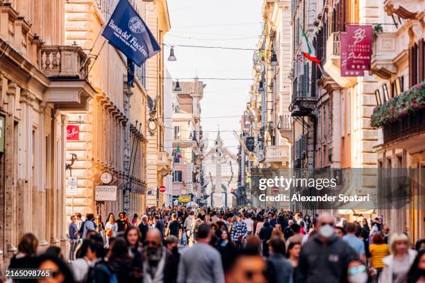 via del corso shopping street with crowds of people, rome, italy - high street stock-fotos und bilder
