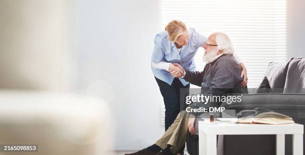 caregiver maturo e amorevole che si prende cura di un paziente anziano in una casa di residenza assistita. operatore sanitario che conforta un uomo confuso affetto da alzheimer o demenza, mostrando gentilezza e sostegno - ospizio foto e immagini stock