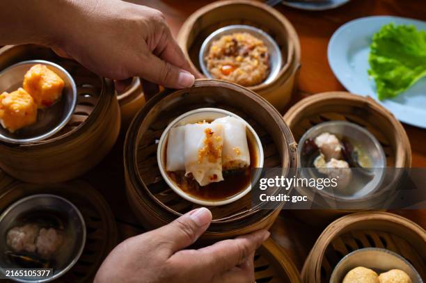 chee cheong fun, a steamed rice roll with shrimp, soy sauce and chili paste - comida chinesa imagens e fotografias de stock