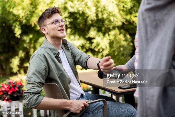 paying for coffee with a smart watch - smartwatch imagens e fotografias de stock