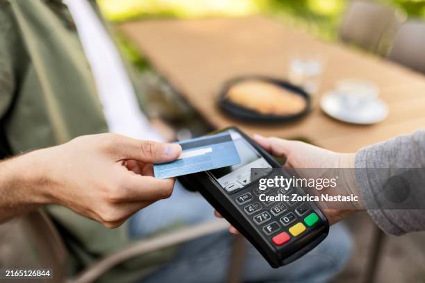 instant transactions - creditcardlezer stockfoto's en -beelden