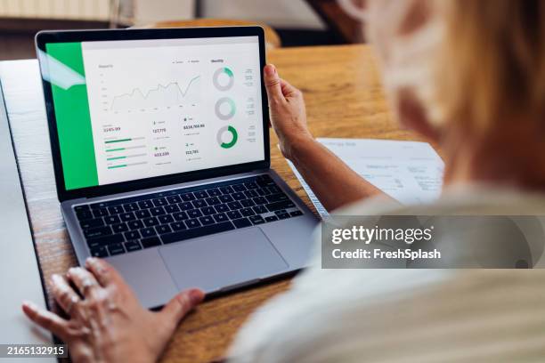 person, die datenberichte auf dem laptop-bildschirm am schreibtisch analysiert - old monitor computer stock-fotos und bilder