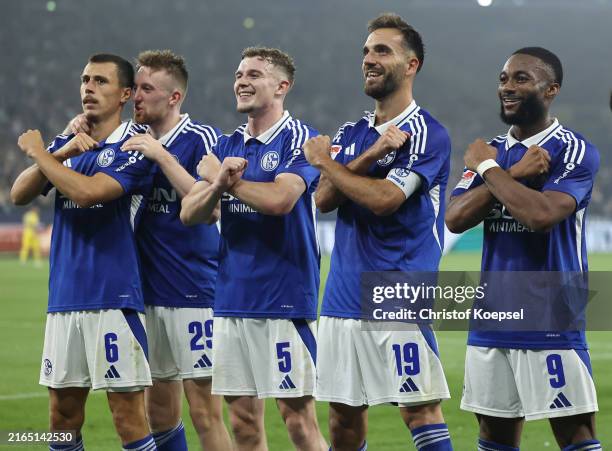 Kenan Karaman of Schalke celebrates the third goal with Ron Schallenberg (L9, Tobias Mohr , Derry Murkin and Moussa Sylla during the Second...