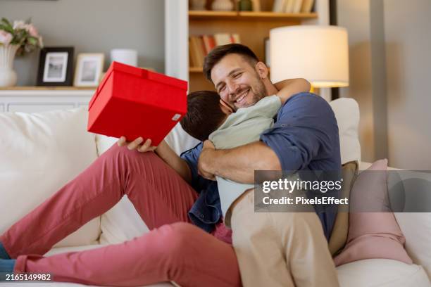 dad's birthday - verjaardagskado stockfoto's en -beelden