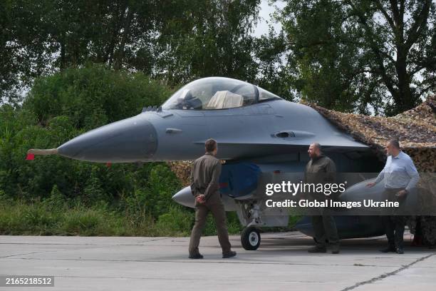 Rustem Stand 697 General Dynamics F 16 Falcon Stock Photos, High-Res Pictures, and ...
