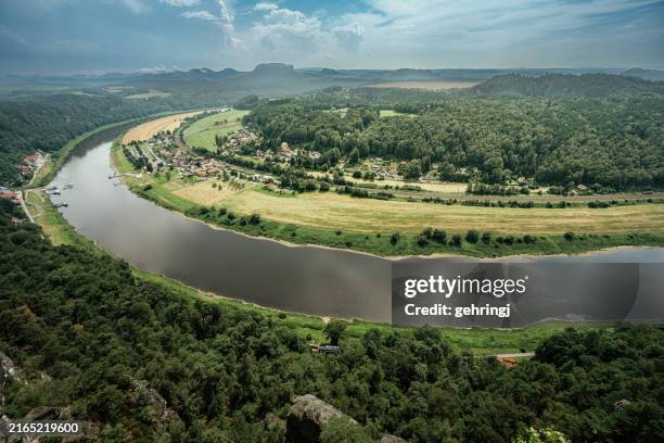blick auf die elbschleife bei bad schandau. bild vom aussichtspunkt basteibrücke aus aufgenommen - elbe stock-fotos und bilder