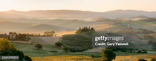 idyllic tuscany landscape at sunrise - casa de campo fotografías e imágenes de stock
