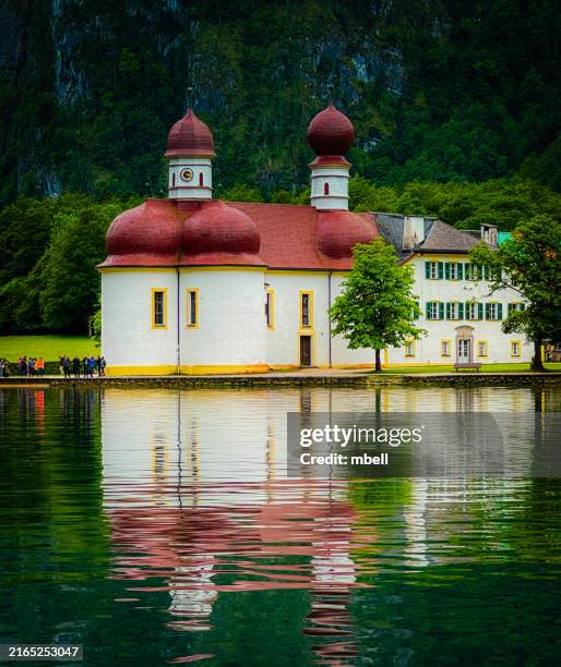 saint bartholomew's church along königssee - schönau am königssee germany - igreja de são bartolomeu berchtesgaden - fotografias e filmes do acervo