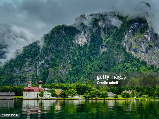 saint bartholomew's church with watzmann mountain along königssee - schönau am königssee germany - igreja de são bartolomeu berchtesgaden - fotografias e filmes do acervo