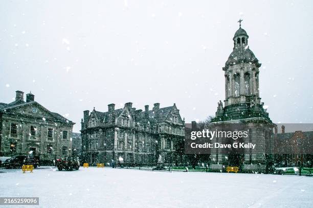 snow covered campanile and front square trinity college dublin - trinity college dublin stock pictures, royalty-free photos & images