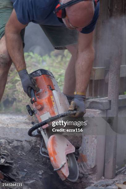 builder making a blue brick kerb - schietlood-meetinstrument stockfoto's en -beelden