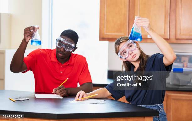 two high school students work in chemistry lab together - two pencils photos et images de collection