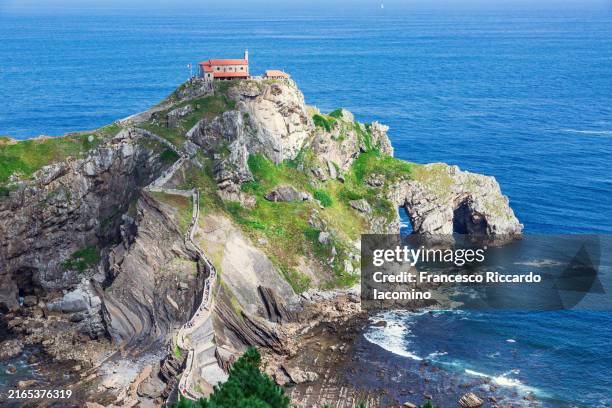 spain, basque country, san juan de gaztelugatxe, view of islet and bridge with copy space - gaztelugatxe fotografías e imágenes de stock