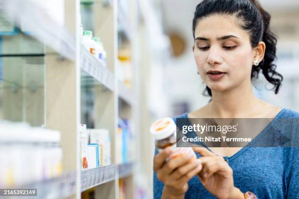 pharmaceutical labeling can help consumers should always read drug labels to make sure they are taking a medication correctly and safely. - acetaminophen stock pictures, royalty-free photos & images