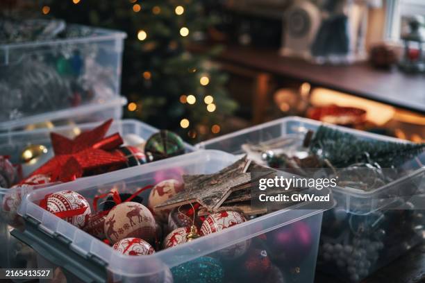 envolver y decorar regalos de navidad - christmas decoration fotografías e imágenes de stock