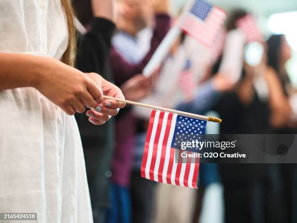 gruppe von personen, die den treueid auf die einbürgerung in die usa ablegen - amerikanischer treueschwur stock-fotos und bilder