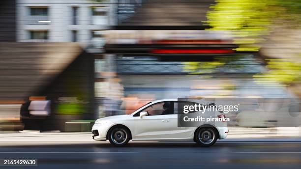 auto in città - automobile foto e immagini stock