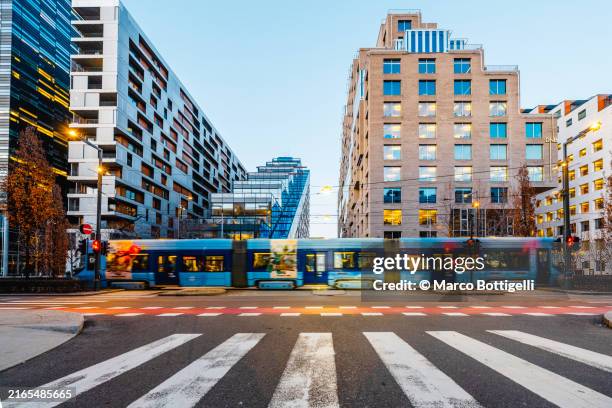 tramway along bjørvika's barcode district, oslo, norway - oslo foto e immagini stock