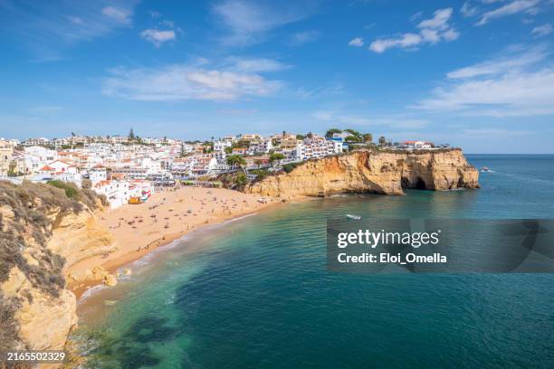 vista frontale sulla spiaggia di carvoeiro, algarve, portogallo - faro foto e immagini stock