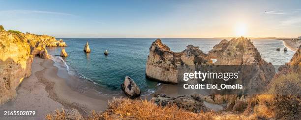 panoramablick sonnenuntergang über praia da prainha und praia dos três irmãos, algarve, portugal - grotte stock-fotos und bilder