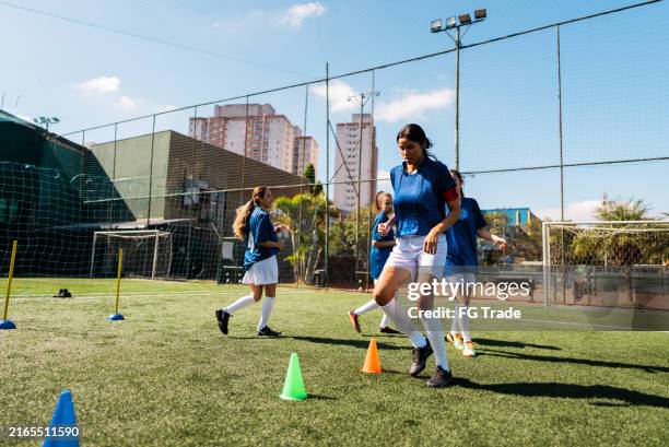 soccer players training on soccer field - club football stock pictures, royalty-free photos & images