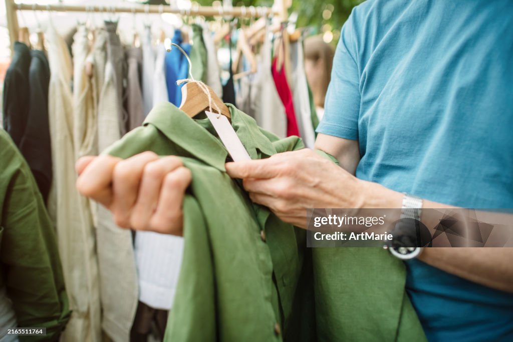 Älterer Mann, der auf einem lokalen oder Flohmarkt einkauft. Nachhaltiger Lebensstil und Zero Waste Konzept.
