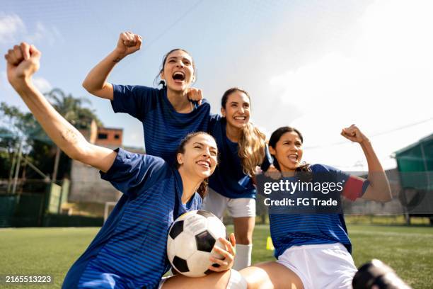 joueurs de football célébrant sur le terrain de football - personnes féminines photos et images de collection