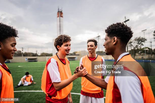 soccer players greeting each other on soccer field - sports training camp stock pictures, royalty-free photos & images