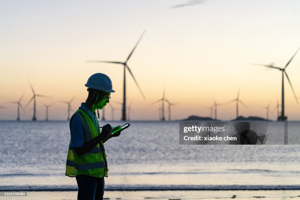 Les électriciens des parcs éoliens offshore utilisent des tablettes pour travailler