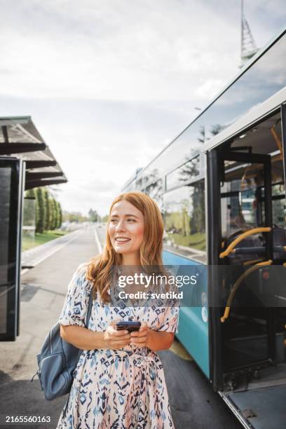 waiting for bus and online investing - openbaar vervoer stockfoto's en -beelden