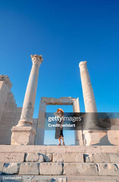 bella donna sta guardando le antiche rovine di laodicea vicino alle 7 chiese della rivelazione sul lico durante il tramonto. - atene foto e immagini stock