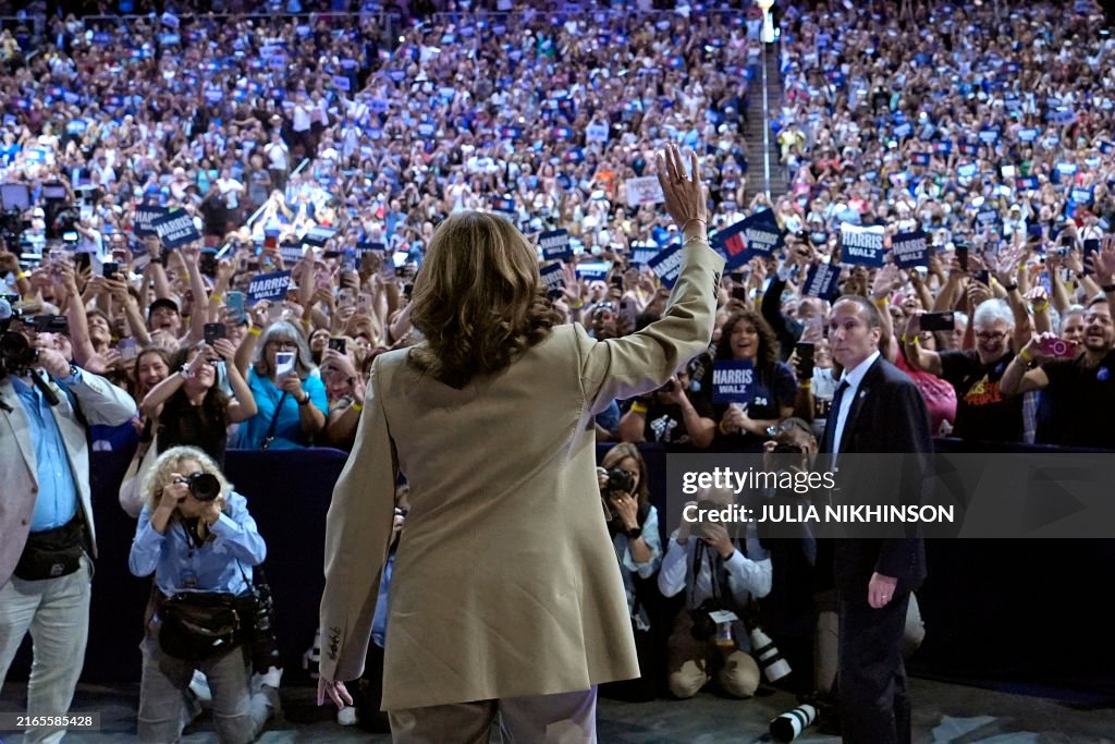 US-VOTE-POLITICS-HARRIS-WALZ