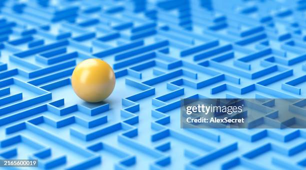 bola amarilla en laberinto azul - estrategia fotografías e imágenes de stock