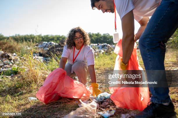 picking up the garbage - vuilnisman stockfoto's en -beelden