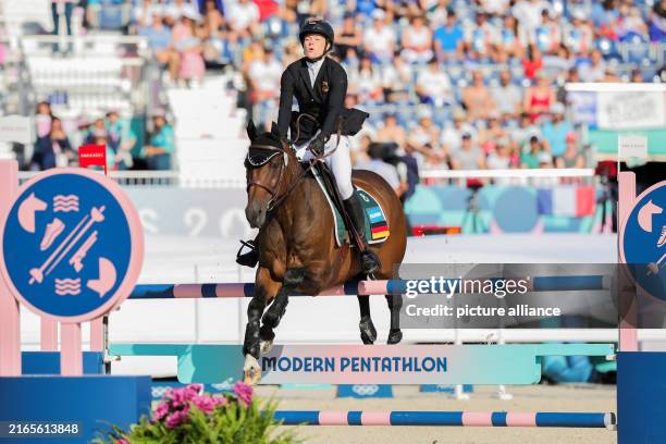 August 2024, France, Versailles: Olympic Games, Paris 2024, Modern Pentathlon, Individual, Women, Show Jumping, Annika Zillekens from Germany throws...