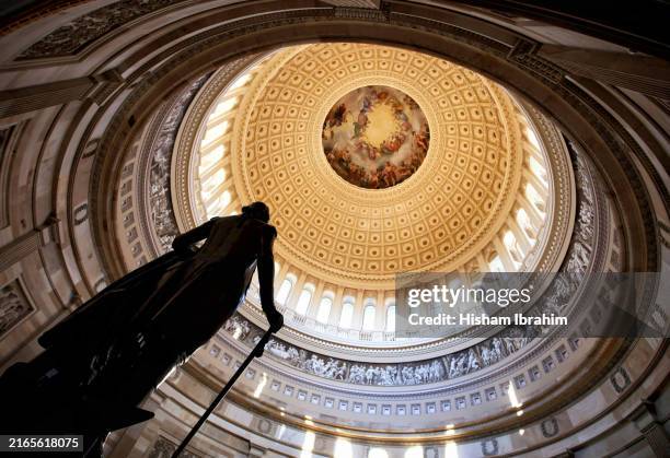 the rotunda inside the us capitol building - washington dc - congreso de los estados unidos fotografías e imágenes de stock