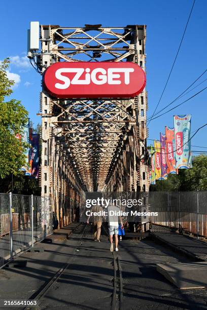 Sziget Bridge 6,480 Sziget Music Festival In Budapest Stock Photos, High-Res Pictures ...
