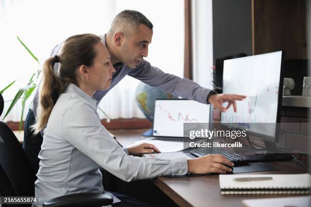 uomini d'affari che lavorano in ufficio sui dati di borsa del mercato azionario utilizzando computer desktop e tablet digitale - consulenza fiscale foto e immagini stock