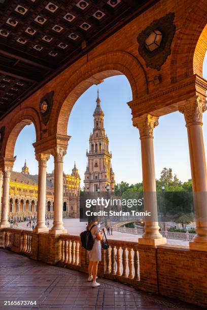 turista en la plaza de españa de sevilla - sevilla fotografías e imágenes de stock