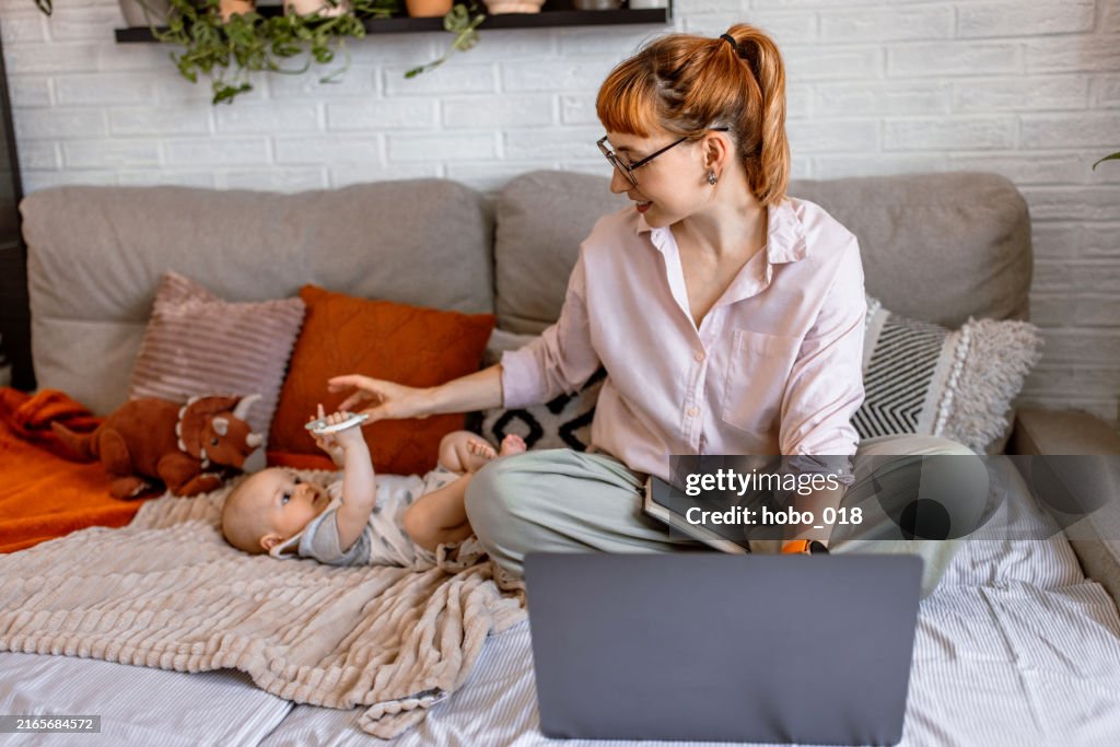 Multitasking berufstätige Mutter