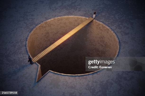 mann und frau warten um sprechblasenloch - kommunikationsproblem stock-fotos und bilder