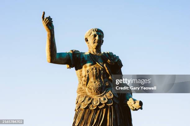 bronze statue of the emperor trajan in rome - roma antigua fotografías e imágenes de stock
