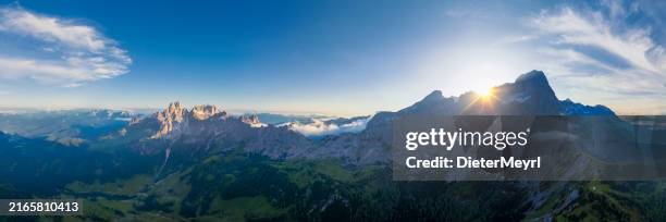 vista aérea en las montañas dachstein con vista a gosaukamm al amanecer - cadena de montañas fotografías e imágenes de stock