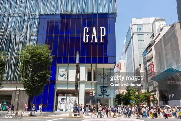 gap store in tokio, japan - markenname stock-fotos und bilder