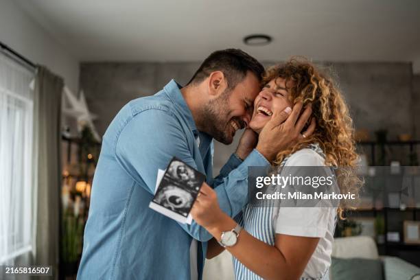 una joven pareja espera un bebé, los primeros momentos de alegría - embarazada fotografías e imágenes de stock