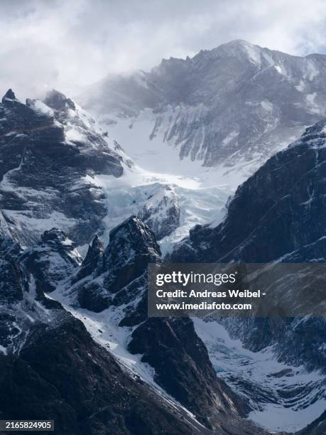 the almirante nieto mountain in the torres del paine national park - los andes fotografías e imágenes de stock